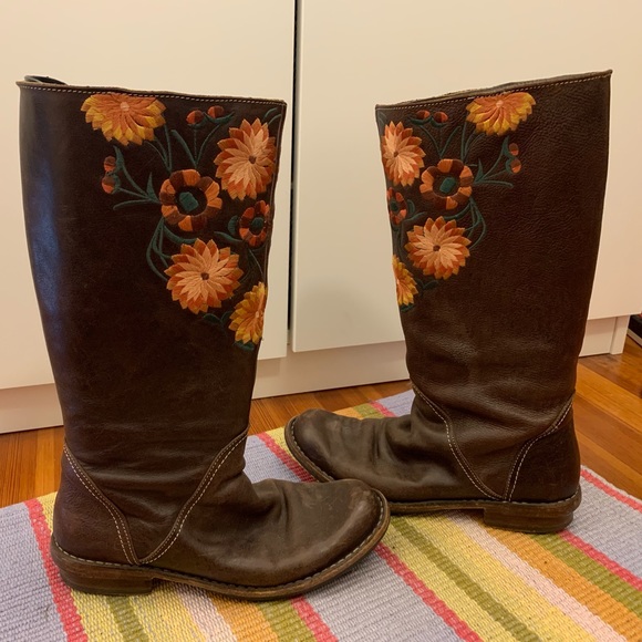 Sonja Vellere Embroidered Floral Leather Boots - Picture 2 of 8